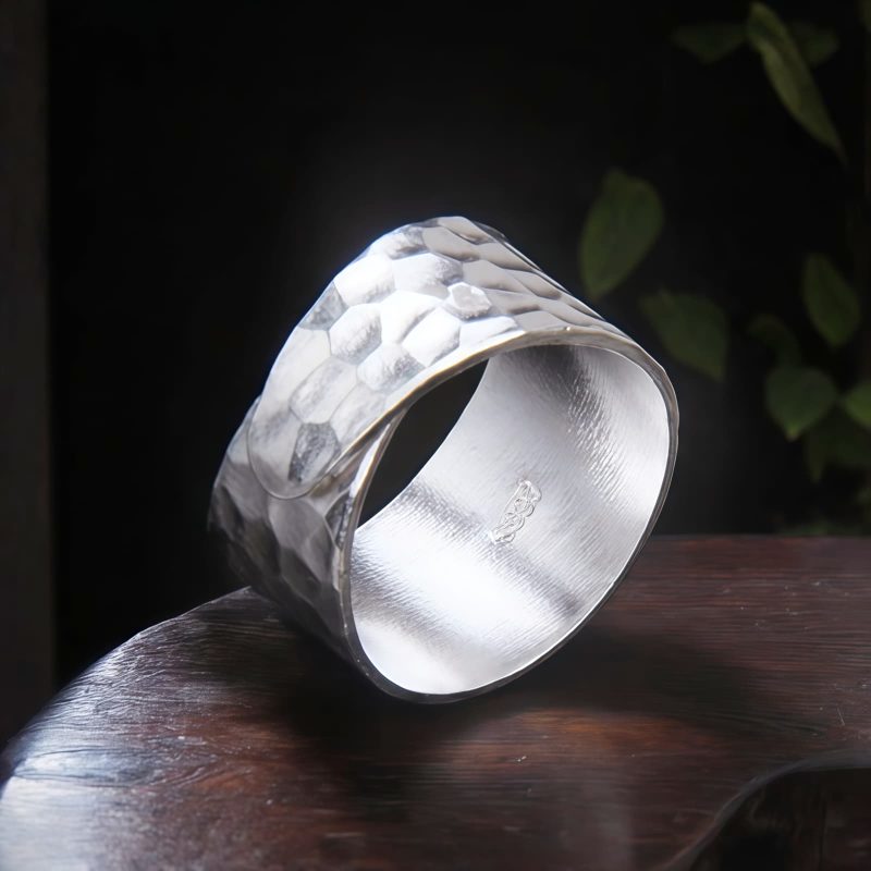Anel Tibetano Martellado Feito à Mão em Prata 990 Tibetan 990 Silver Handmade Rustic Hammered Ring