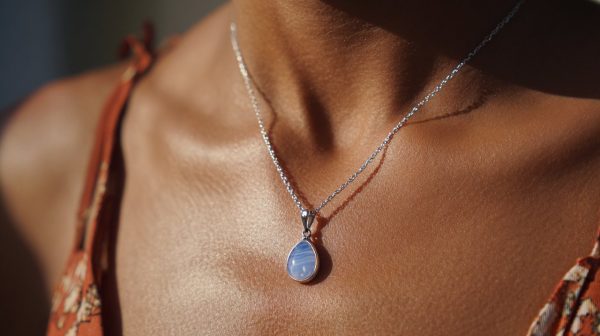 Colgante de ágata encaje azul usado como joya.