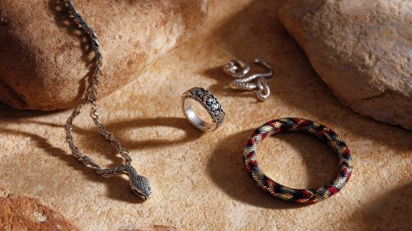 Joyería de serpiente que representa varias interpretaciones culturales.