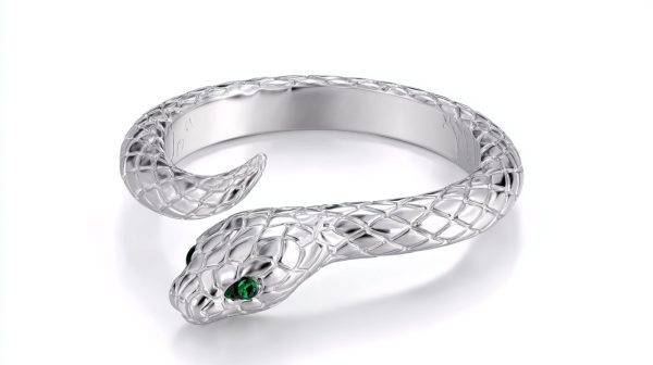 Un collar de cadena de serpiente fluido elegantemente drapeado.