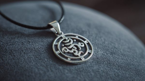 Ein eleganter Silberanhänger mit stilisierten alten numerologischen Symbolen.