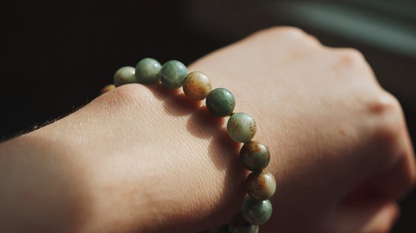 Persona usando una pulsera de cuentas de jade.