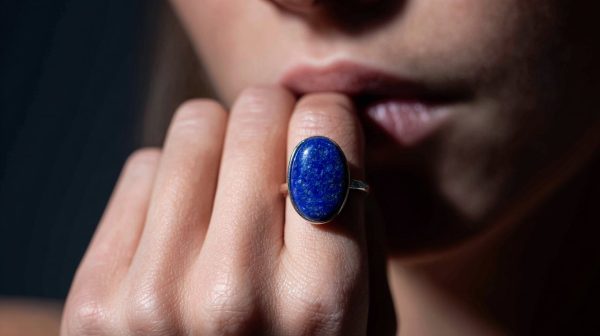 Un anillo de Lapislázuli en una mano.