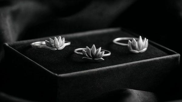 Berbagai cincin teratai perak sterling di pajangan.