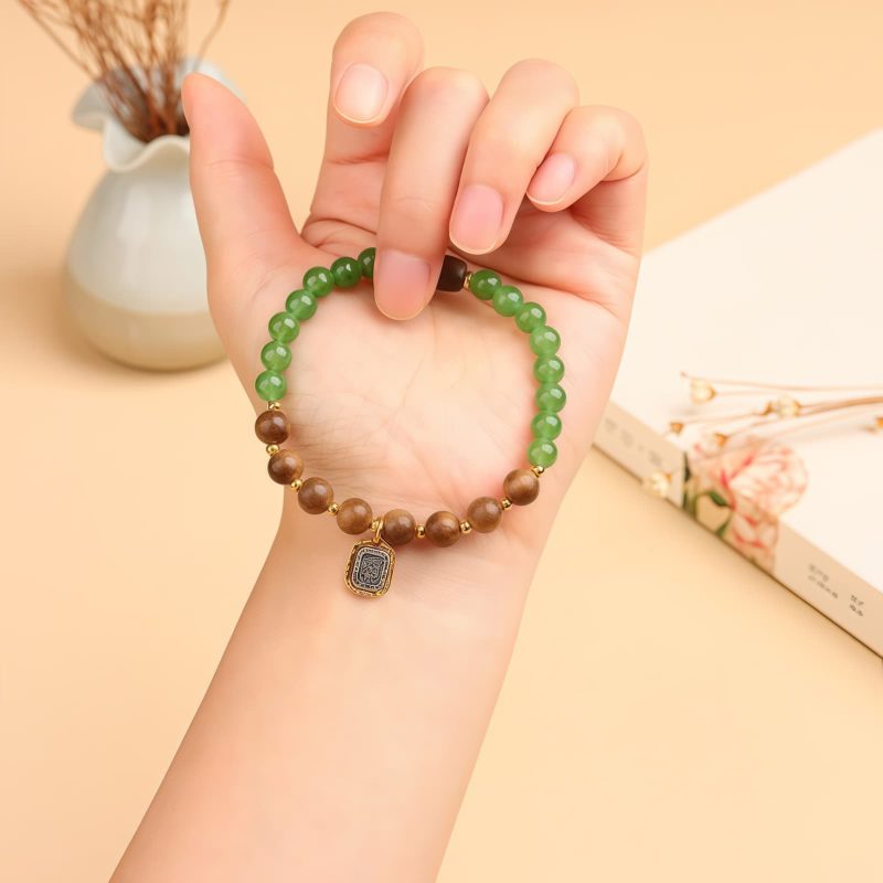 سوار يد من خشب العود الأخضر الكلشيدوني من كاليمانتان Kalimantan Agarwood Green Chalcedony Strength Bracelet