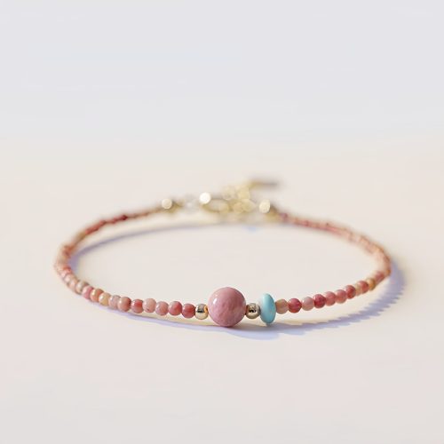 Pulsera de Energía Amorosa con Rodonita Bañada en Oro de 14K Pulsera de Energía Amorosa con Rodonita Bañada en Oro de 14K