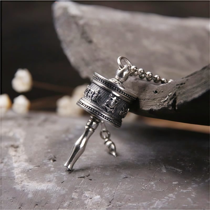 Collar con Rueda de Oración Om Mani Padme Hum de Plata Esterlina 925 Tibetana Tibetan 925 Sterling Silver Om Mani Padme Hum Prayer Wheel Necklace