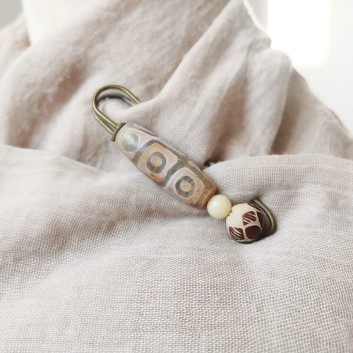Broche de Semilla de Bodhi con Dzi de Nueve Ojos Tibetano Broche de Semilla de Bodhi con Dzi de Nueve Ojos Tibetano