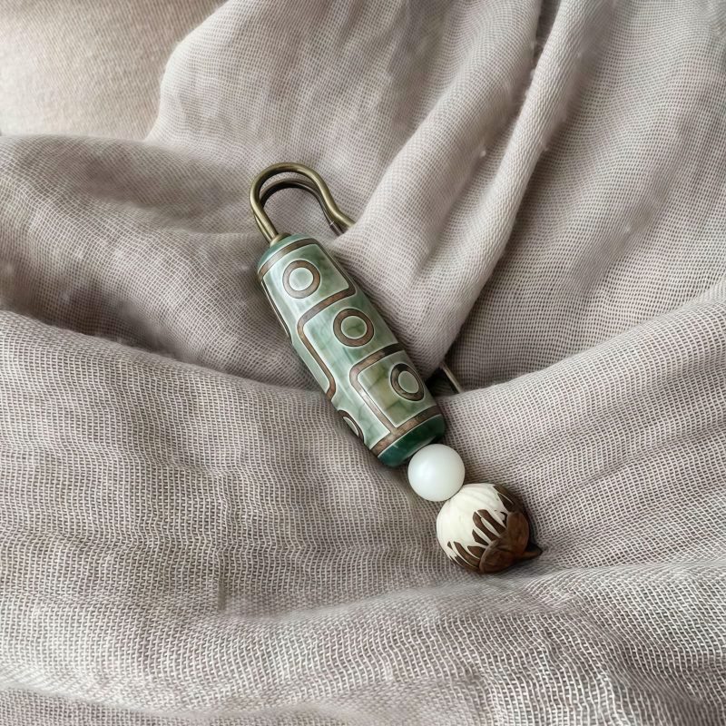 Broche de Semilla de Bodhi con Dzi de Nueve Ojos Tibetano Tibetan Nine-Eye Dzi Bead Bodhi Seed Brooch