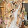 Chale Tibetano de Rayas Onduladas y Colores Vibrantes Tibetan Colorful Wavy Striped Shawl