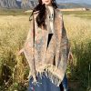 Chale de borlas con ramas de flores tibetanas Tibetan Flower Branch Tassel Shawl