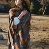 Xale Geométrico Tibetano com Franjas Tibetan Geometric Tassel Shawl