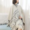 Chale con Motivos Geométricos Tibetanos Tibetan Geometric Pattern Shawl