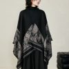Chale Doble de Cachemira Tibetana con Diseño de Ciervo Sika Tibetan Double-sided Shawl with Sika Deer Design