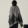 Chale Doble de Cachemira Tibetana con Diseño de Ciervo Sika Tibetan Double-sided Shawl with Sika Deer Design