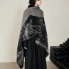 Chale Doble de Cachemira Tibetana con Diseño de Ciervo Sika Tibetan Double-sided Shawl with Sika Deer Design