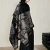 Chale Doble de Cachemira Tibetana con Diseño de Ciervo Sika Tibetan Double-sided Shawl with Sika Deer Design