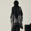 Chale Doble de Cachemira Tibetana con Diseño de Ciervo Sika Tibetan Double-sided Shawl with Sika Deer Design