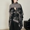 Chale Doble de Cachemira Tibetana con Diseño de Ciervo Sika Tibetan Double-sided Shawl with Sika Deer Design