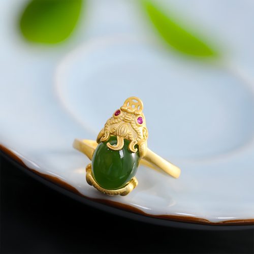 Anillo de la Fortuna Pixiu Bañado en Oro de 18K con Jade Blanco y Verde Anillo de la Fortuna Pixiu Bañado en Oro de 18K con Jade Blanco y Verde
