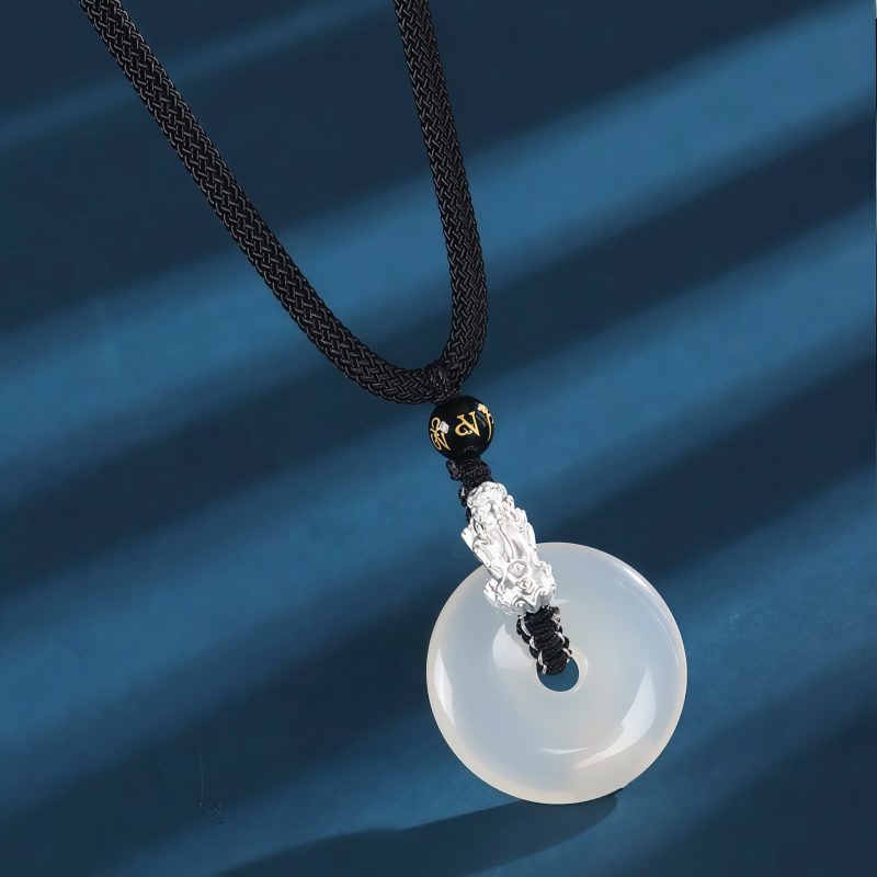 Collar Pi Xiu con Ágata Blanca, Plata de Ley 999 y Sándalo White Agate Pi Xiu Necklace with Sterling Silver and Sandalwood