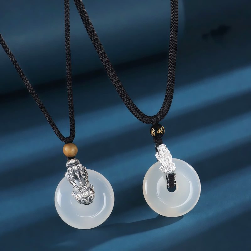 Collar Pi Xiu con Ágata Blanca, Plata de Ley 999 y Sándalo White Agate Pi Xiu Necklace with Sterling Silver and Sandalwood