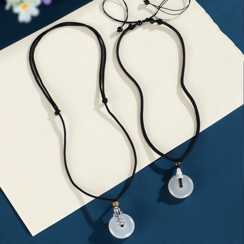 Collar Pi Xiu con Ágata Blanca, Plata de Ley 999 y Sándalo White Agate Pi Xiu Necklace with Sterling Silver and Sandalwood
