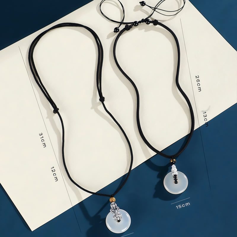 Collar Pi Xiu con Ágata Blanca, Plata de Ley 999 y Sándalo White Agate Pi Xiu Necklace with Sterling Silver and Sandalwood