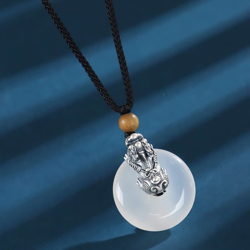 Collar Pi Xiu con Ágata Blanca, Plata de Ley 999 y Sándalo White Agate Pi Xiu Necklace with Sterling Silver and Sandalwood
