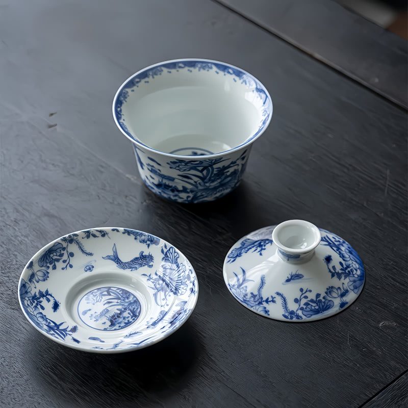 Juego de Tazas de Té de Porcelana Azul y Blanca con Loto y Pez Koi Blue And White Porcelain Lotus Koi Fish Teacup Set