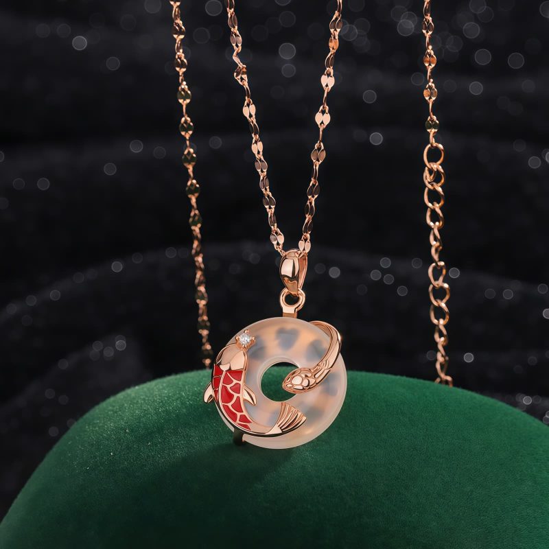 Colar Positivo de Carpa de Calcedônia em Prata 999 Chalcedony Koi Fish Positive Necklace in 999 Silver