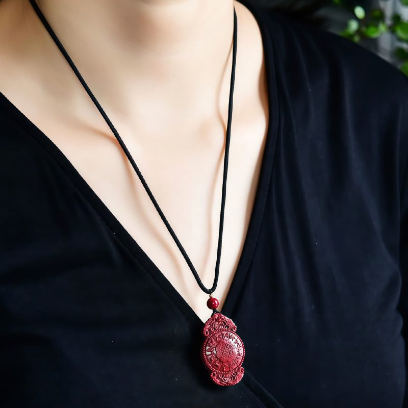 Collar con colgante de cinabrio: Buda sonriente, Yin Yang Cinnabar Laughing Buddha Yin Yang Pendant Necklace