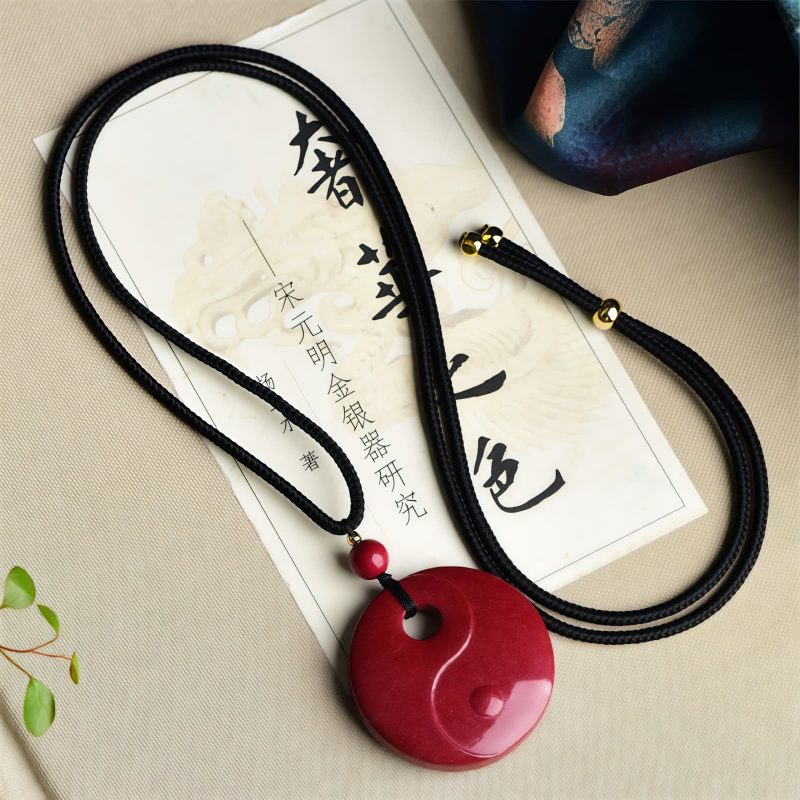 Collar con colgante de cinabrio: Buda sonriente, Yin Yang Cinnabar Laughing Buddha Yin Yang Pendant Necklace