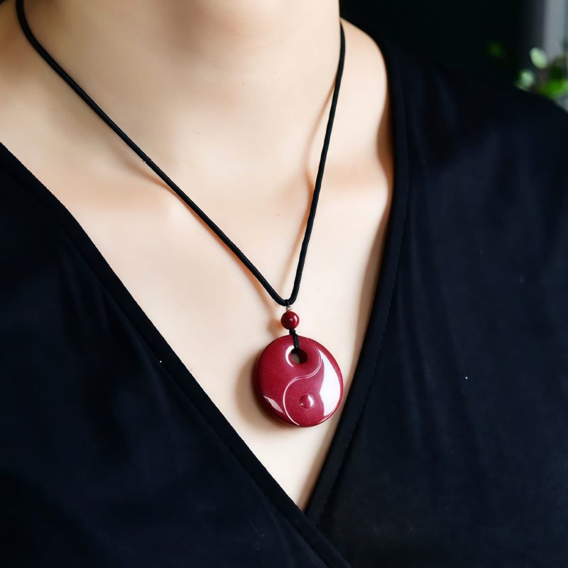 Collar con colgante de cinabrio: Buda sonriente, Yin Yang Cinnabar Laughing Buddha Yin Yang Pendant Necklace