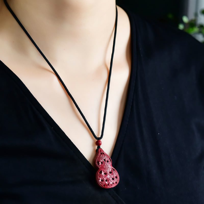 Collar con colgante de cinabrio: Buda sonriente, Yin Yang Cinnabar Laughing Buddha Yin Yang Pendant Necklace
