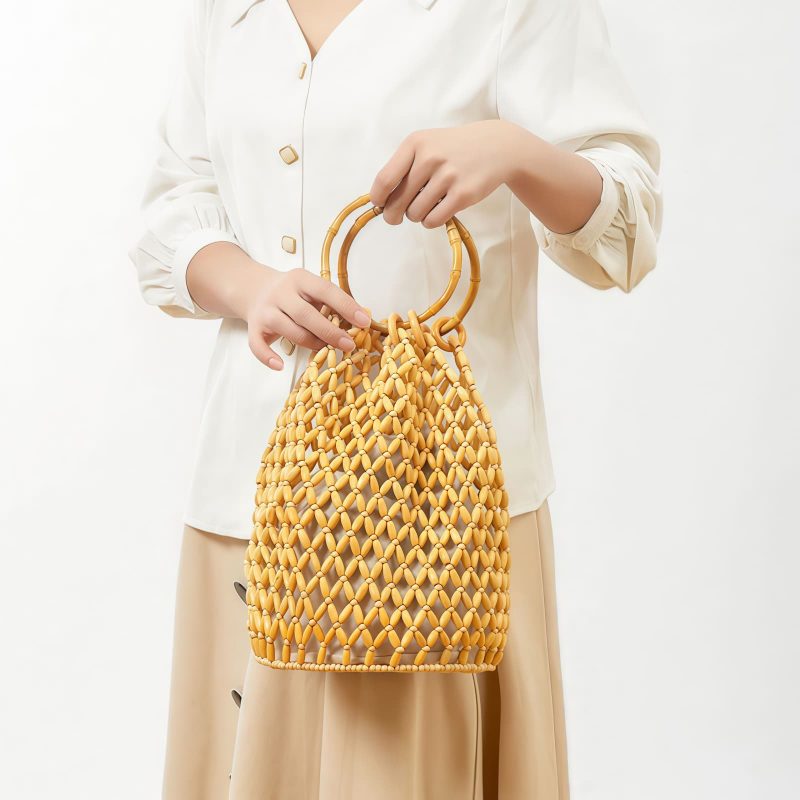 حقيبة يد من خرز الخشب المنسوج يدوياً بمقبض من الخيزران Handwoven Wooden Beads Bamboo Handle Bag