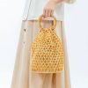 حقيبة يد من خرز الخشب المنسوج يدوياً بمقبض من الخيزران Handwoven Wooden Beads Bamboo Handle Bag