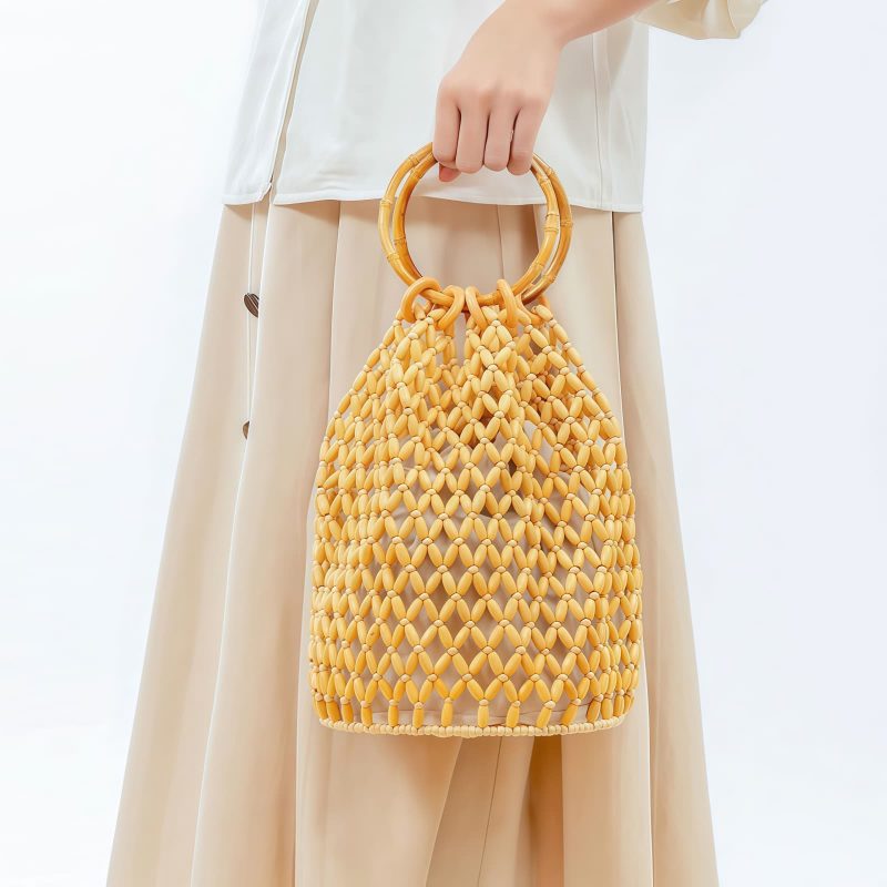 حقيبة يد من خرز الخشب المنسوج يدوياً بمقبض من الخيزران Handwoven Wooden Beads Bamboo Handle Bag