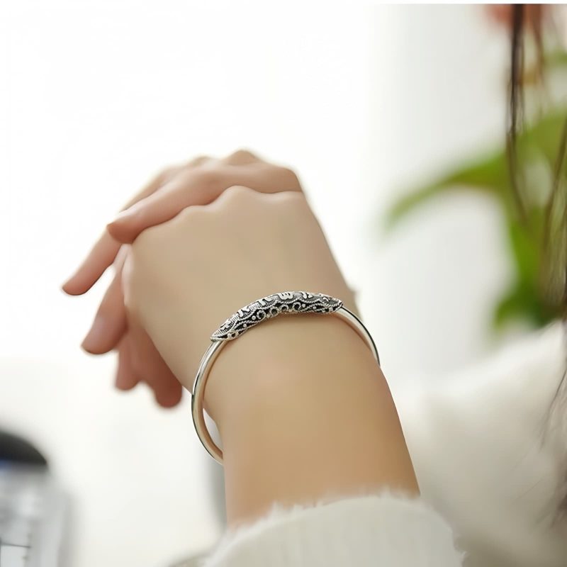 Gelang Pereda Damai Om Mani Padme Hum dalam Tembaga Putih Om Mani Padme Hum Peace Cuff Bracelet in White Copper