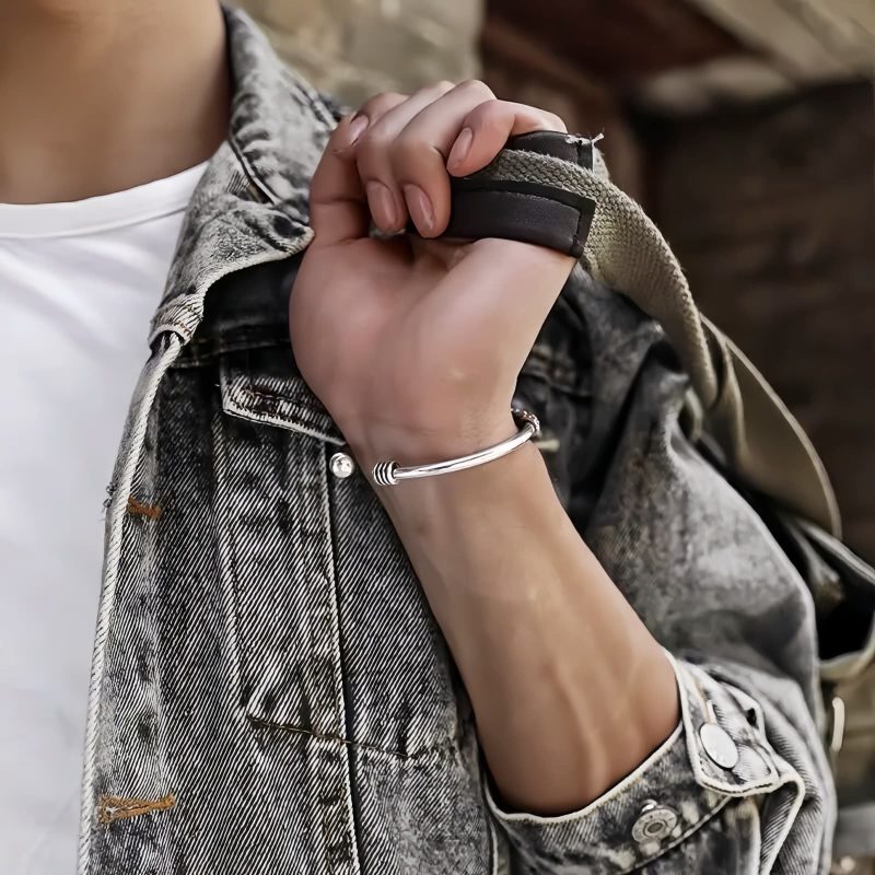 Gelang Pereda Damai Om Mani Padme Hum dalam Tembaga Putih Om Mani Padme Hum Peace Cuff Bracelet in White Copper