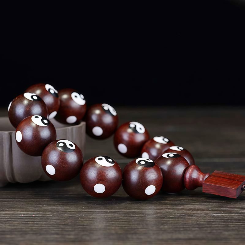 Pulsera de Sándalo Rojo Yin Yang: Armonía y Protección Red Sandalwood Yin Yang Harmony Bracelet