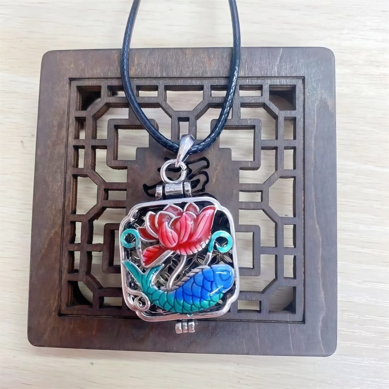 قلادة تعويذة سمك الكوي واللوتس النيبالية من النحاس Tibetan Copper Koi Fish Lotus Luck Ghau Pendant Necklace