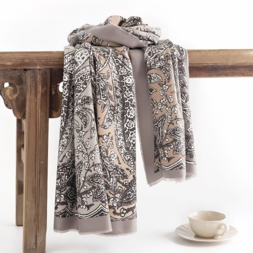 Chal envolvente con estampado floral tibetano Chal envolvente con estampado floral tibetano