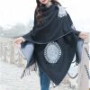 ポケット付きチベット幾何学模様マント Tibetan Geometric Mandala Shawl with Pockets