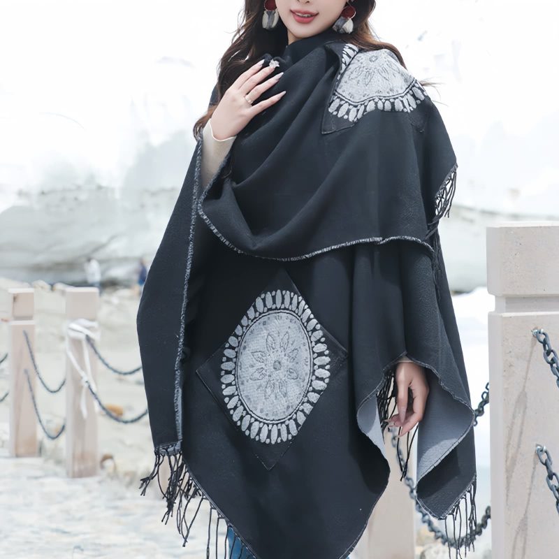 ポケット付きチベット幾何学模様マント Tibetan Geometric Mandala Shawl with Pockets