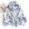 Chaleco Tibetano con Estampado de Rosas: Cálido y Acogedor Tibetan Rose Print Warm Cozy Shawl