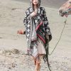 Chaleco con capucha de patrón triangular tibetano Tibetan Triangle Pattern Hooded Shawl