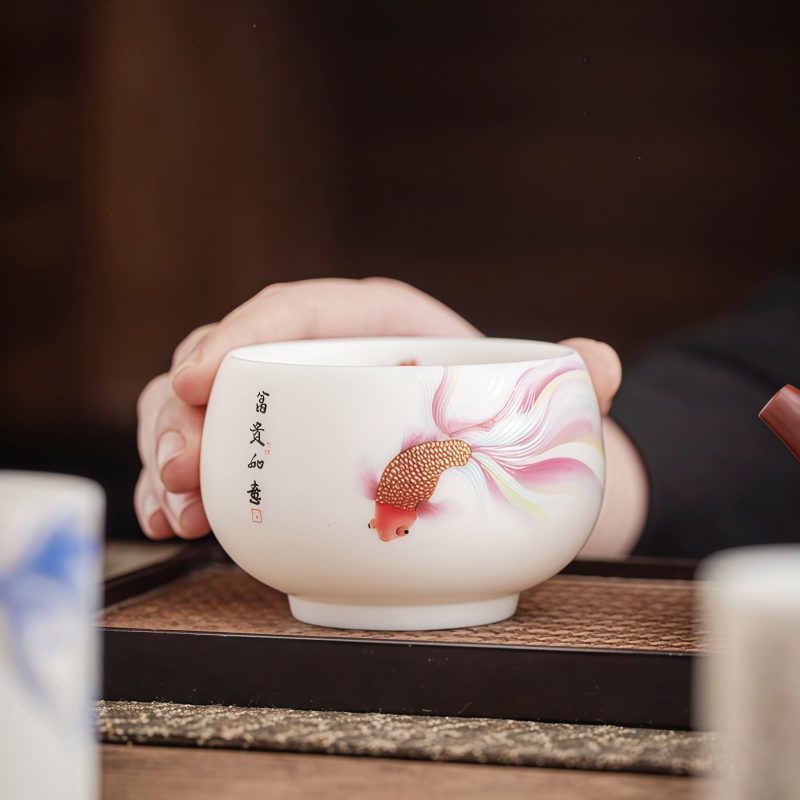 كوب شاي سيراميك أبيض مزخرف بأسماك الكوي White Ceramic Koi Fish Teacup