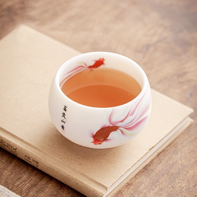 كوب شاي سيراميك أبيض مزخرف بأسماك الكوي White Ceramic Koi Fish Teacup