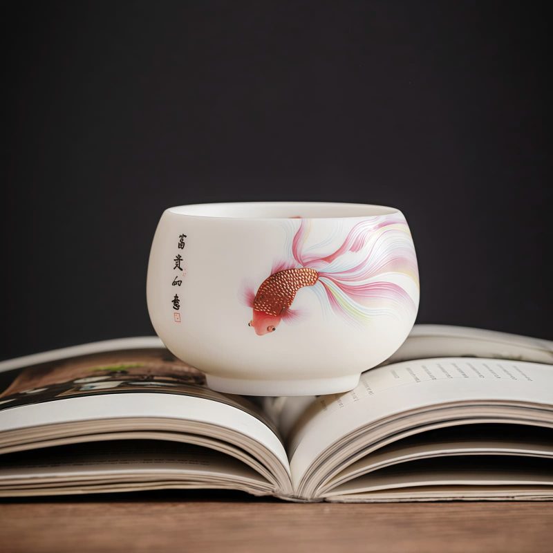 كوب شاي سيراميك أبيض مزخرف بأسماك الكوي White Ceramic Koi Fish Teacup